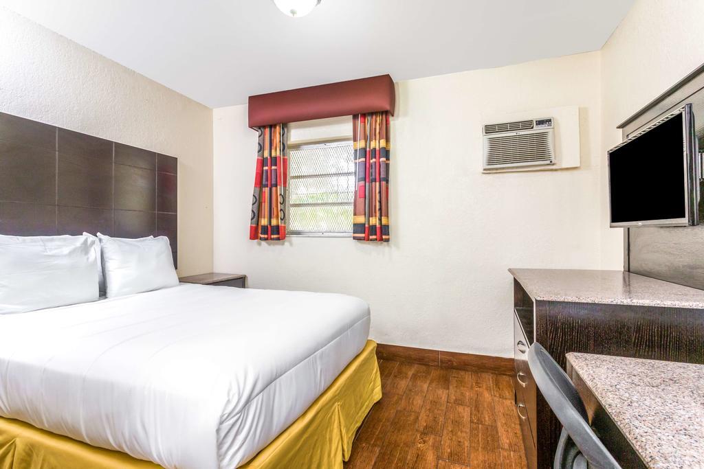 Econo Lodge Inn & Suites Florida City Exteriör bild