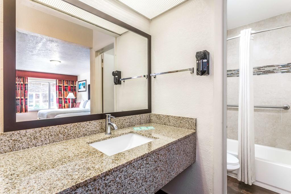 Econo Lodge Inn & Suites Florida City Exteriör bild