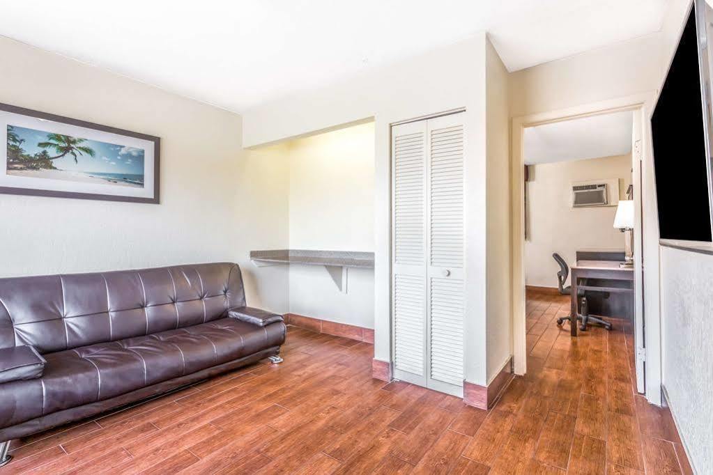 Econo Lodge Inn & Suites Florida City Exteriör bild