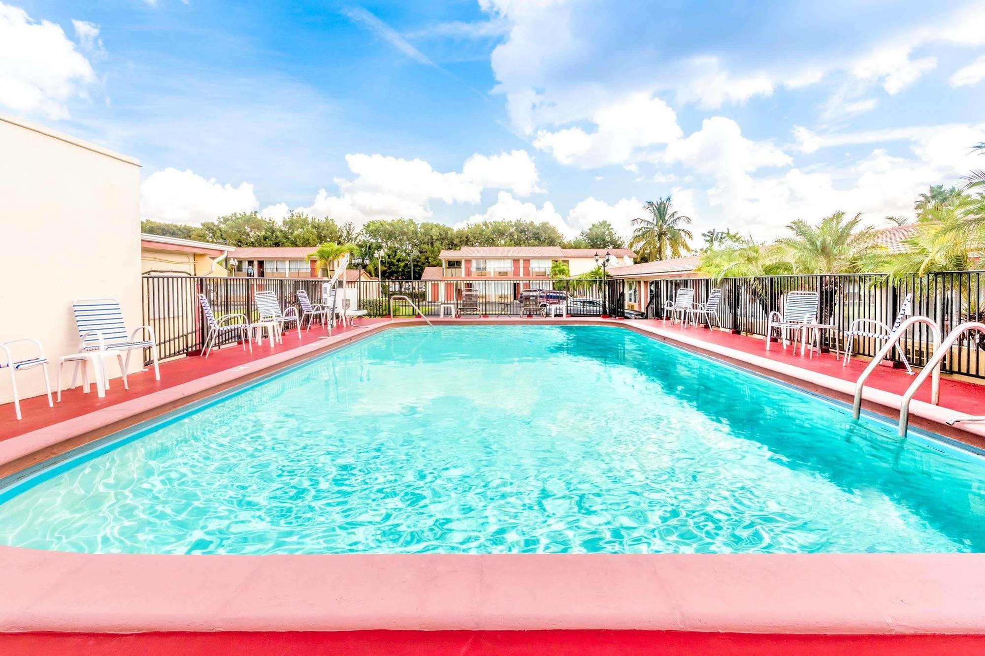 Econo Lodge Inn & Suites Florida City Exteriör bild